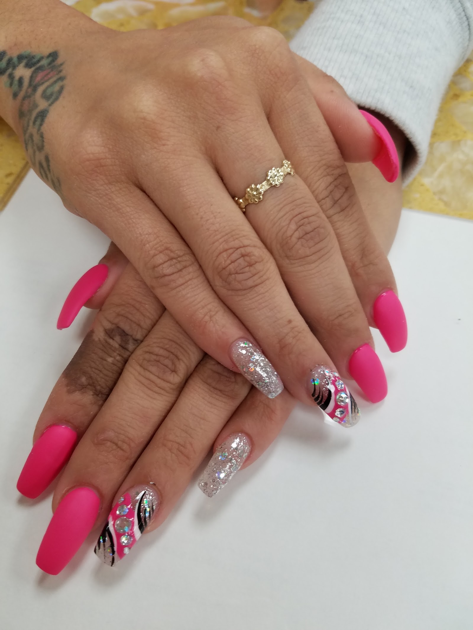 Regal Nails, Salon & Spa logo